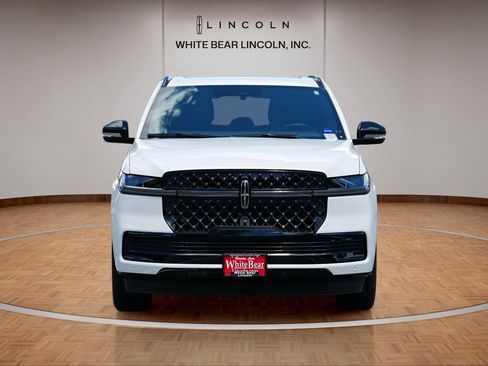 Used 2026 Lincoln Navigator Reserve w/ Jet Appearance Package AWD/4WD image 2