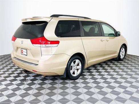 Used 2011 Toyota Sienna LE w/ Towing Pkg FWD image 9