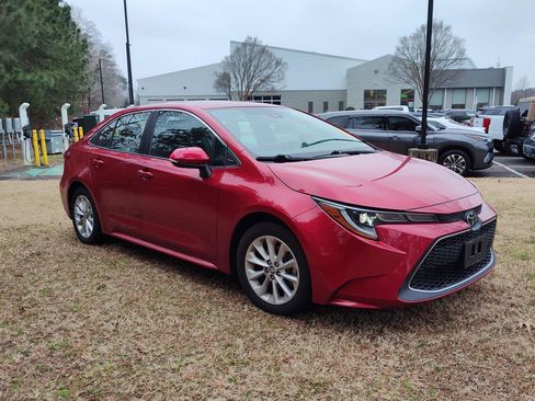 Used 2020 Toyota Corolla XLE image 3