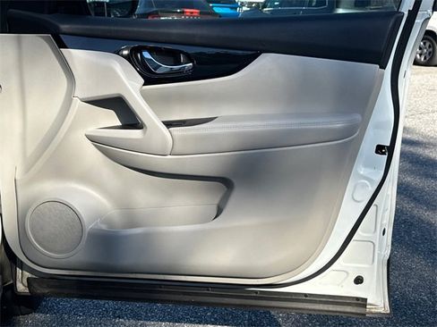 Used 2018 Nissan Rogue Sport SV image 14