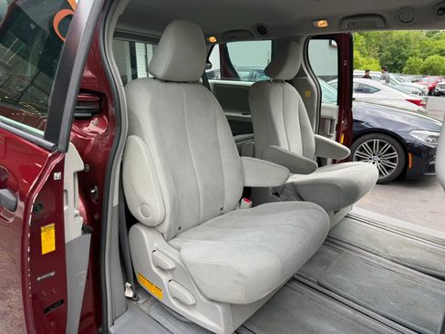 Used 2013 Toyota Sienna L FWD image 26