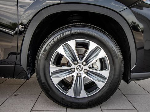 Used 2024 Toyota Highlander XLE FWD image 4