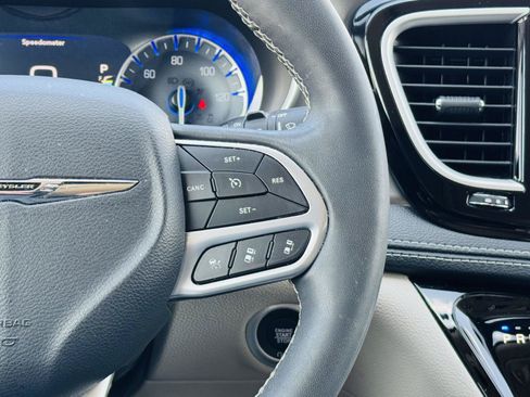 Used 2023 Chrysler Pacifica Touring-L FWD image 21