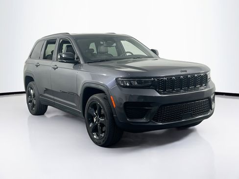 Used 2023 Jeep Grand Cherokee Altitude image 3