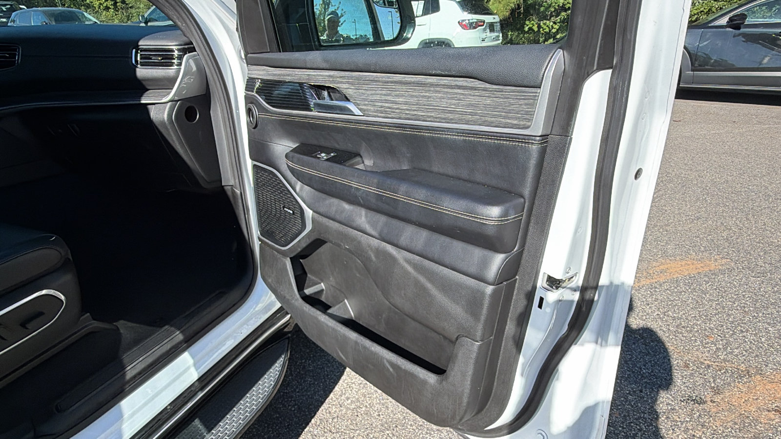 Used 2024 Jeep Wagoneer L Series II w/ Flexible Seating Group AWD/4WD image 18