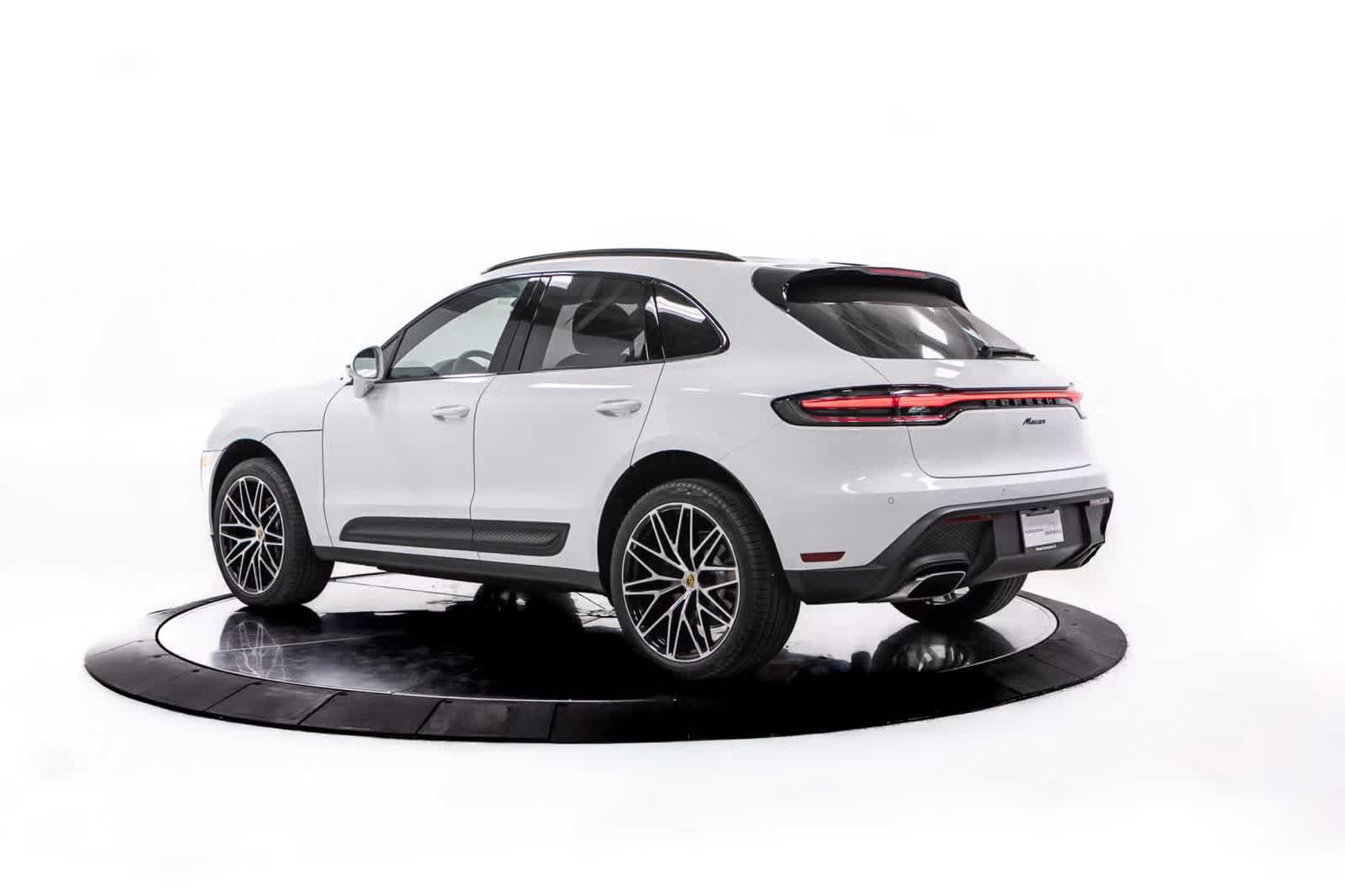 Certified 2026 Porsche Macan AWD/4WD image 3