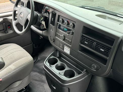 Used 2009 GMC Savana 3500 G3500 Cargo image 24