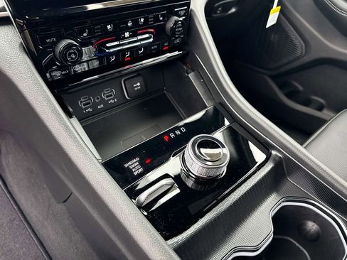 New 2025 Jeep Grand Cherokee L Limited w/ Luxury Tech Group II image 18