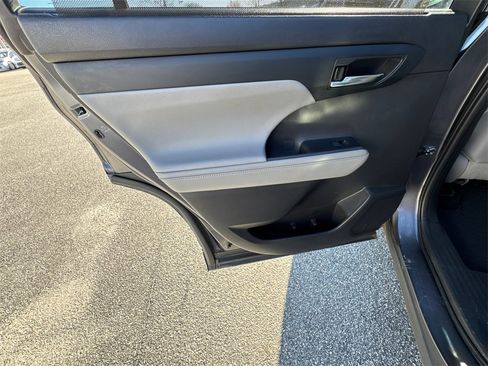 Certified 2022 Toyota Highlander XLE image 22