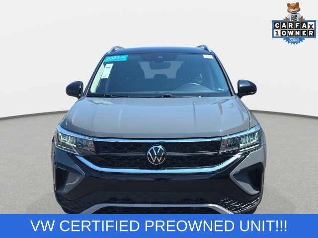 Used 2023 Volkswagen Taos SE w/ Panoramic Sunroof Package FWD image 2