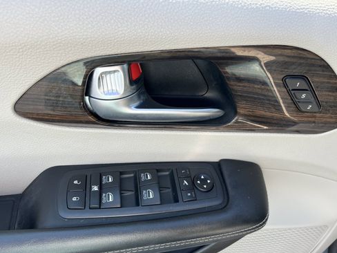 Used 2021 Chrysler Pacifica Limited w/ Uconnect Theater Family Group AWD/4WD image 34
