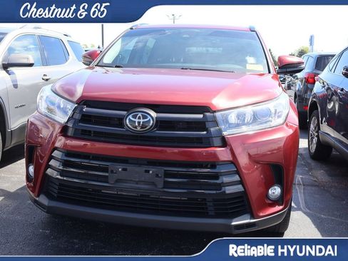 Used 2017 Toyota Highlander SE w/ Carpet Mat Package image 8