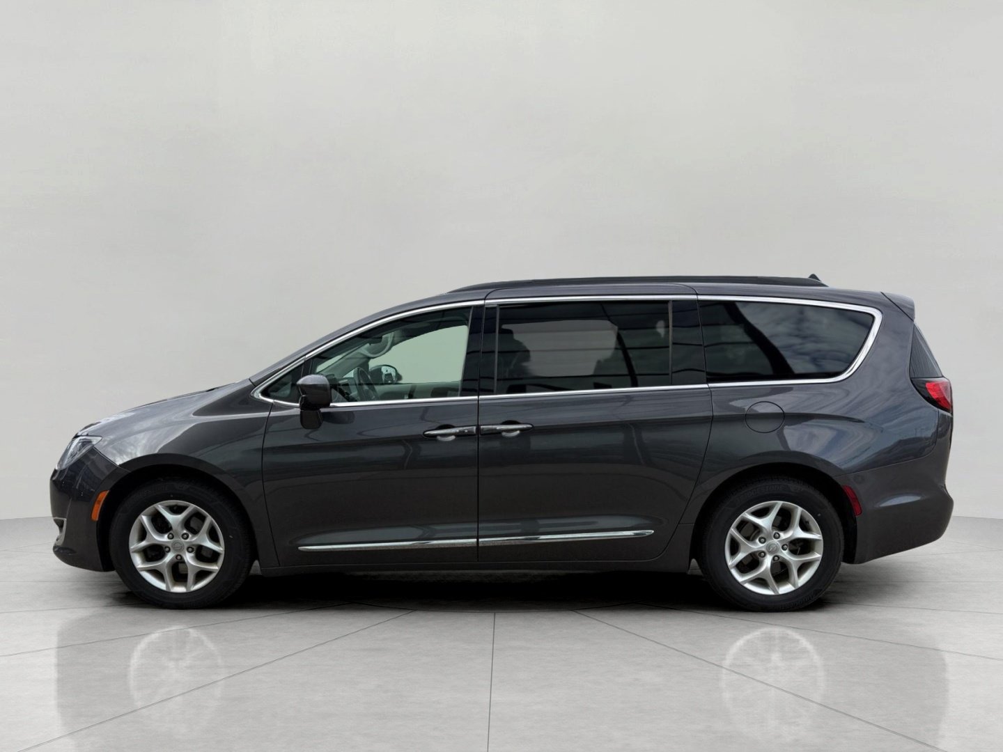 Used 2017 Chrysler Pacifica Touring-L w/ Tire & Wheel Group FWD image 8