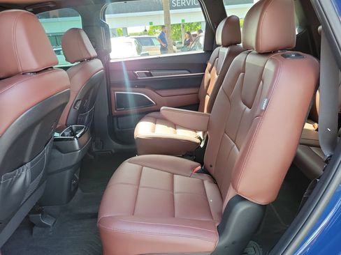 Certified 2024 Kia Telluride SX w/ Towing Package FWD image 13
