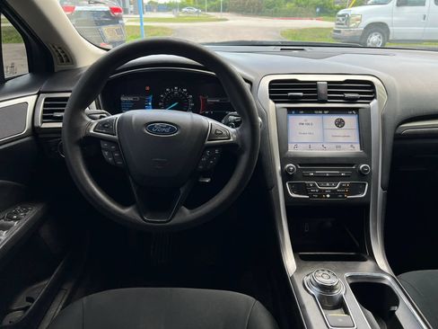 Used 2018 Ford Fusion SE w/ Fusion SE Technology Package FWD image 18