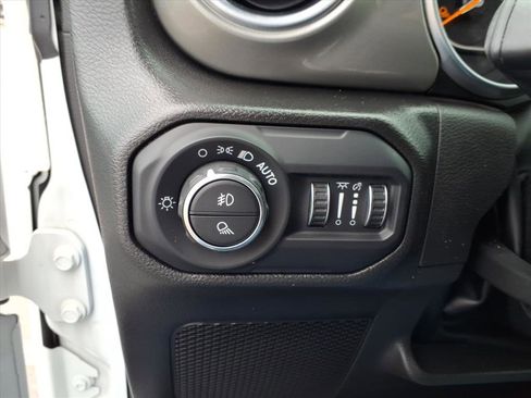 Used 2022 Jeep Gladiator Overland w/ Cold Weather Group AWD/4WD image 18