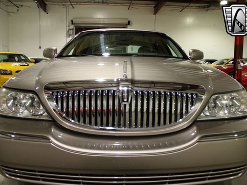 Used 2003 Lincoln Town Car Executive image 15