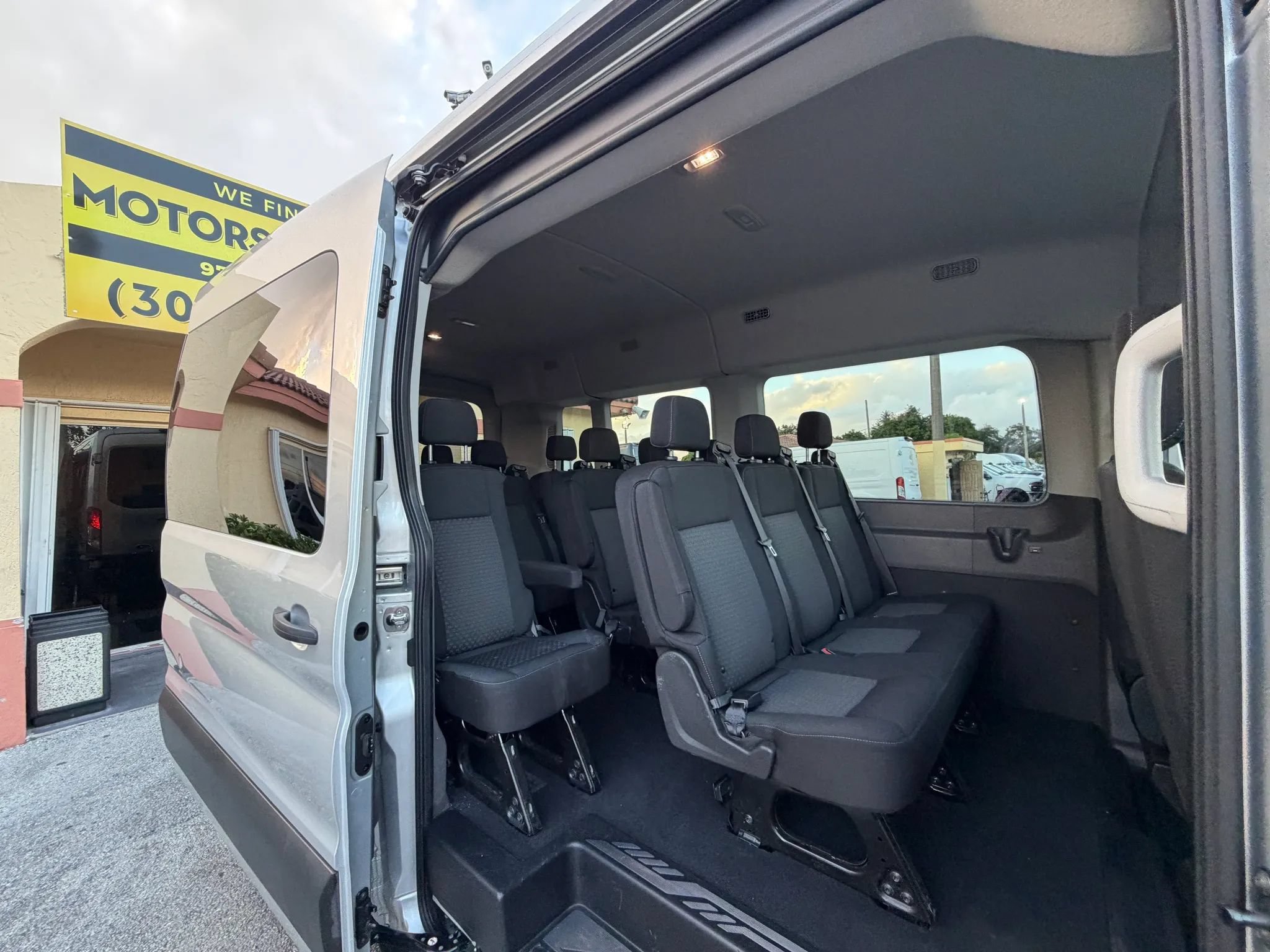 Used 2022 Ford Transit 350 XLT RWD image 7