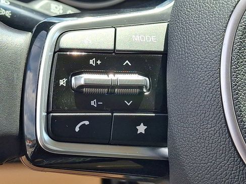 Used 2024 Kia Carnival LX FWD image 21