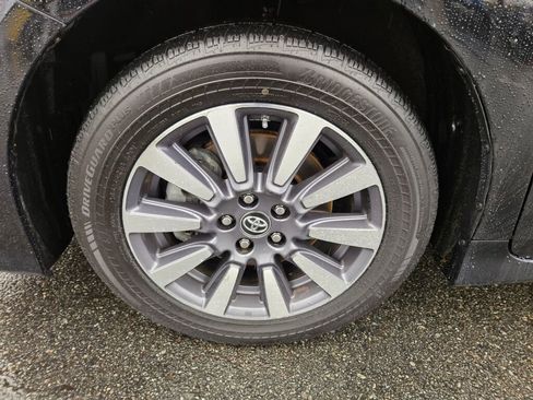 Used 2018 Toyota Sienna Limited image 9