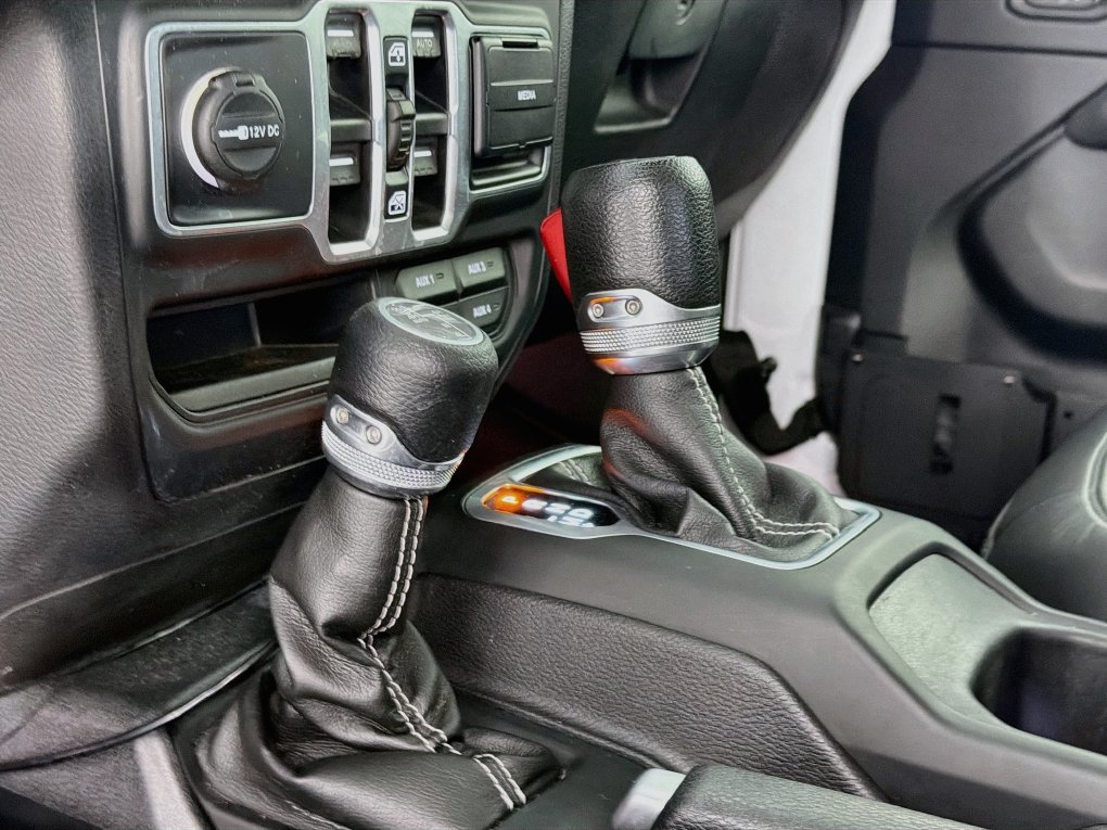 Used 2018 Jeep Wrangler Unlimited Sahara AWD/4WD image 35