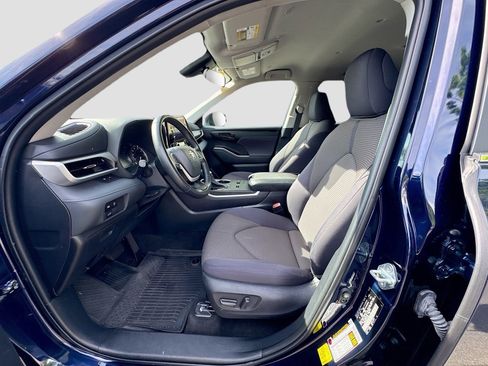 Used 2023 Toyota Highlander LE FWD image 27