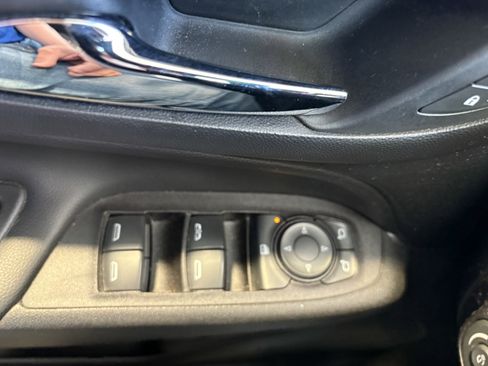 Used 2019 Chevrolet Equinox LT w/ Driver Convenience Package image 10