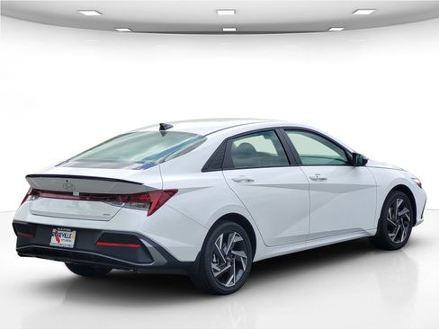 New 2025 Hyundai Elantra SEL image 8