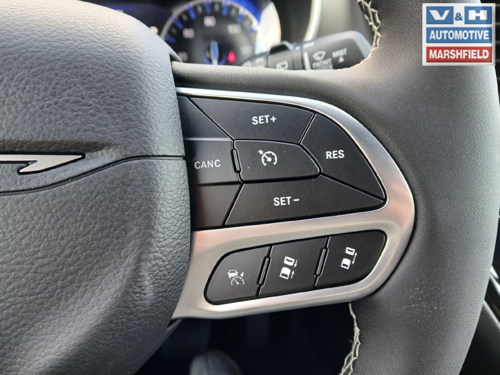 New 2027 Chrysler Pacifica Select w/ Family Tech Group AWD/4WD image 17