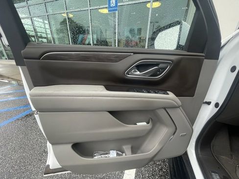 Used 2024 Chevrolet Suburban LT w/ LT Signature Package image 8