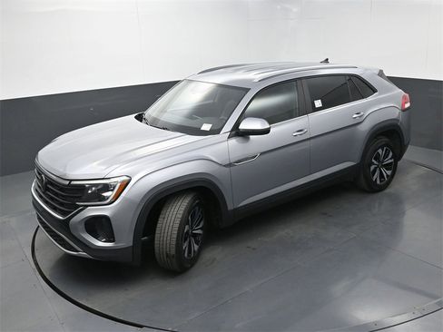 Used 2024 Volkswagen Atlas Cross Sport SE image 31