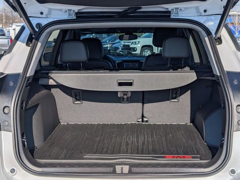 Used 2024 GMC Terrain SLT w/ Infotainment Package II image 33