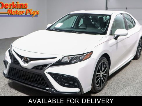 Used 2023 Toyota Camry SE image 1