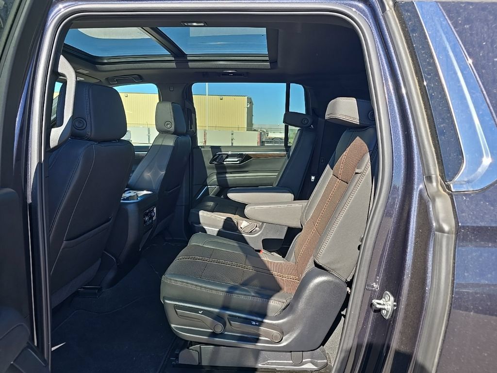 Used 2025 Chevrolet Suburban High Country w/ Sun And Tow Package AWD/4WD image 19