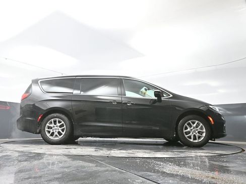 Used 2024 Chrysler Pacifica Touring-L image 25