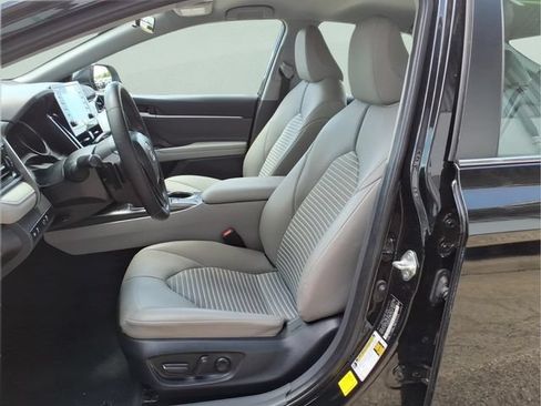 Used 2023 Toyota Camry SE FWD image 12