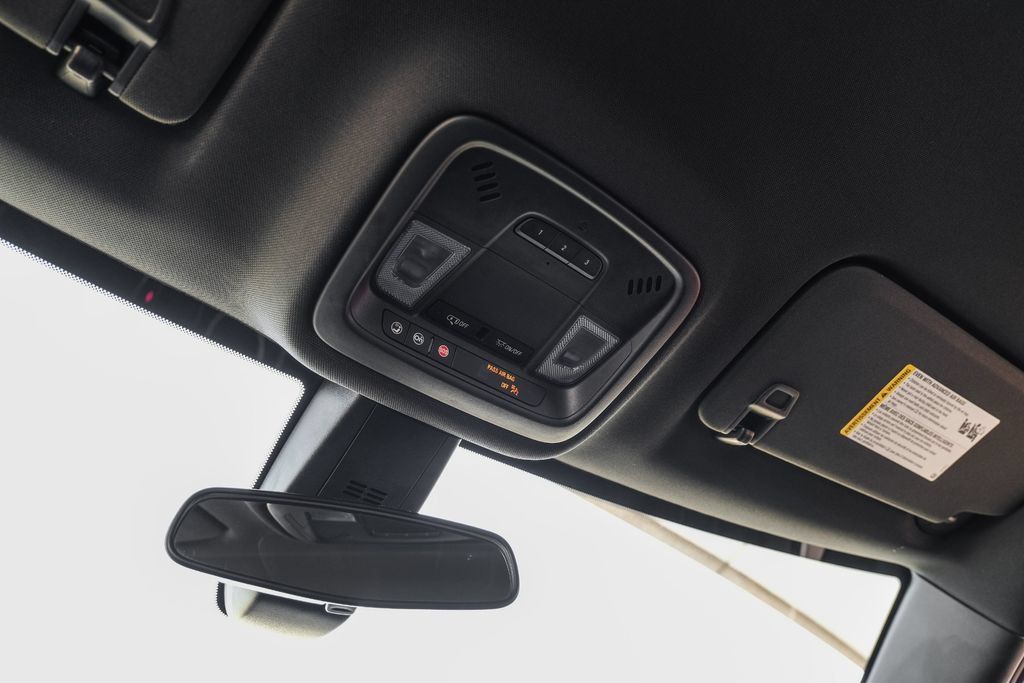 Used 2022 Chevrolet Traverse LT FWD image 27