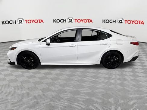 Used 2025 Toyota Camry SE FWD image 4