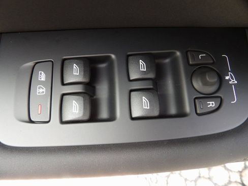 New 2026 Volvo XC60 B5 Ultra w/ Climate Package image 11