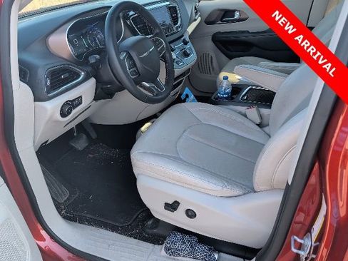 Used 2018 Chrysler Pacifica Touring-L Plus w/ Tire & Wheel Group image 19