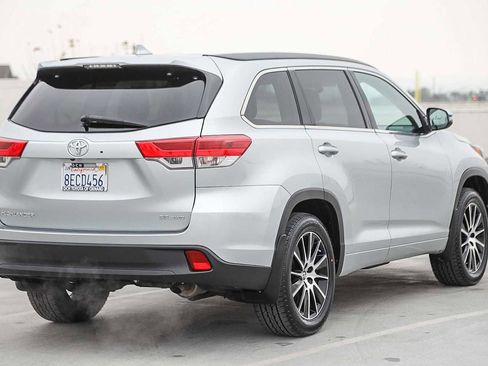 Certified 2018 Toyota Highlander SE image 5