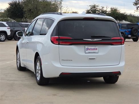 Used 2022 Chrysler Pacifica Touring-L image 6