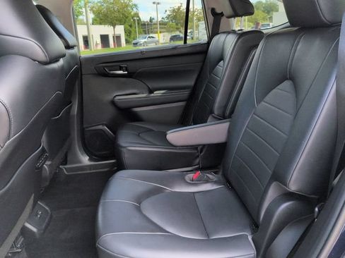 Used 2022 Toyota Highlander XLE FWD image 14