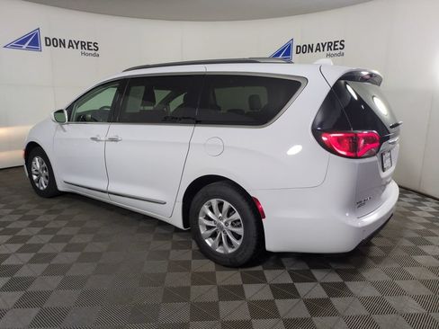 Used 2018 Chrysler Pacifica Touring-L FWD image 3