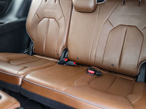 Used 2017 Chrysler Pacifica Limited FWD image 19