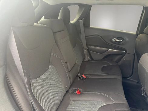Used 2019 Jeep Cherokee Latitude w/ Popular Appearance Group AWD/4WD image 21
