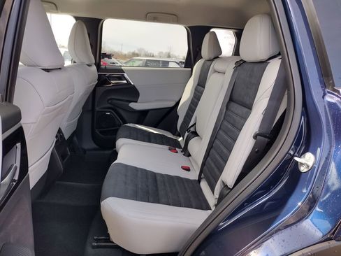 New 2026 Mitsubishi Outlander SE image 8