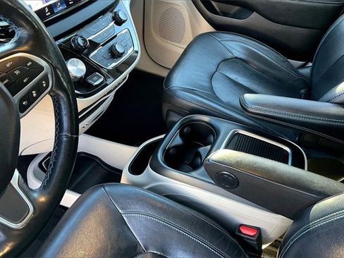 Used 2021 Chrysler Pacifica Touring-L image 14