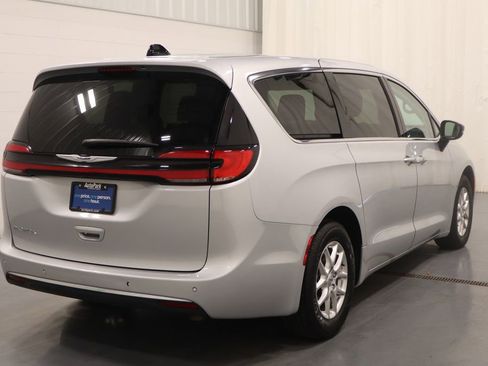 Used 2024 Chrysler Pacifica Touring-L image 9