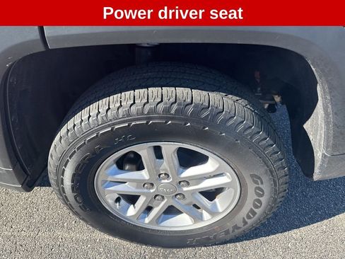 Used 2023 Jeep Grand Cherokee Laredo image 11